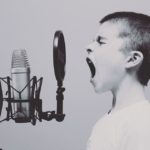 enfant chantant devant un micro