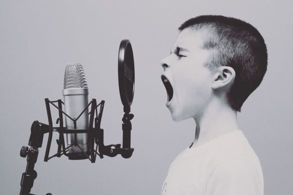enfant chantant devant un micro